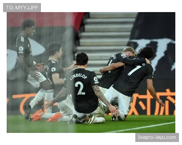 卡瓦尼禁区内表现出色,状态回升备受关注 卡瓦尼禁区内表现出色,状态回升备受关注