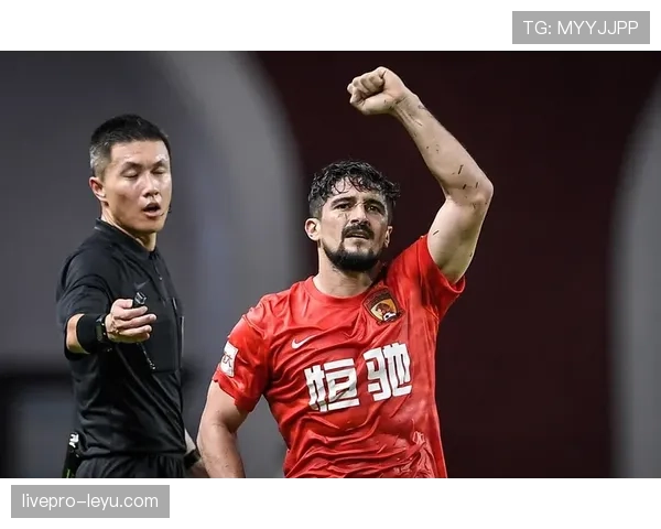 奥纳丘比甲金靴回忆杀:传奇前锋状态回暖,再续辉煌时刻 奥纳丘比甲金靴回忆杀:传奇前锋状态回暖,再续辉煌时刻