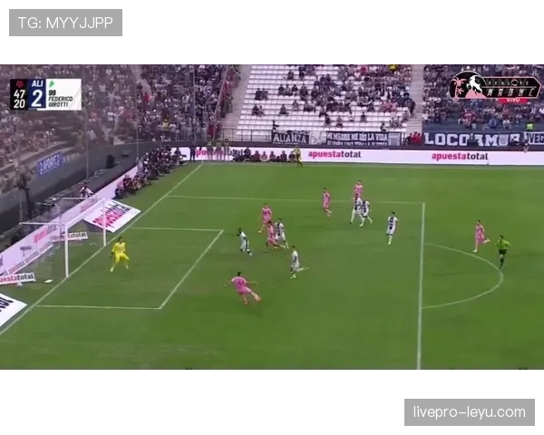 苏亚雷斯标志性射门重现赛场，引发球迷热议