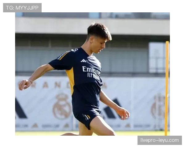 欧洲杯新星闪耀赛场,年轻球员强势崛起助球队迈向胜利 欧洲杯新星闪耀赛场,年轻球员强势崛起助球队迈向胜利